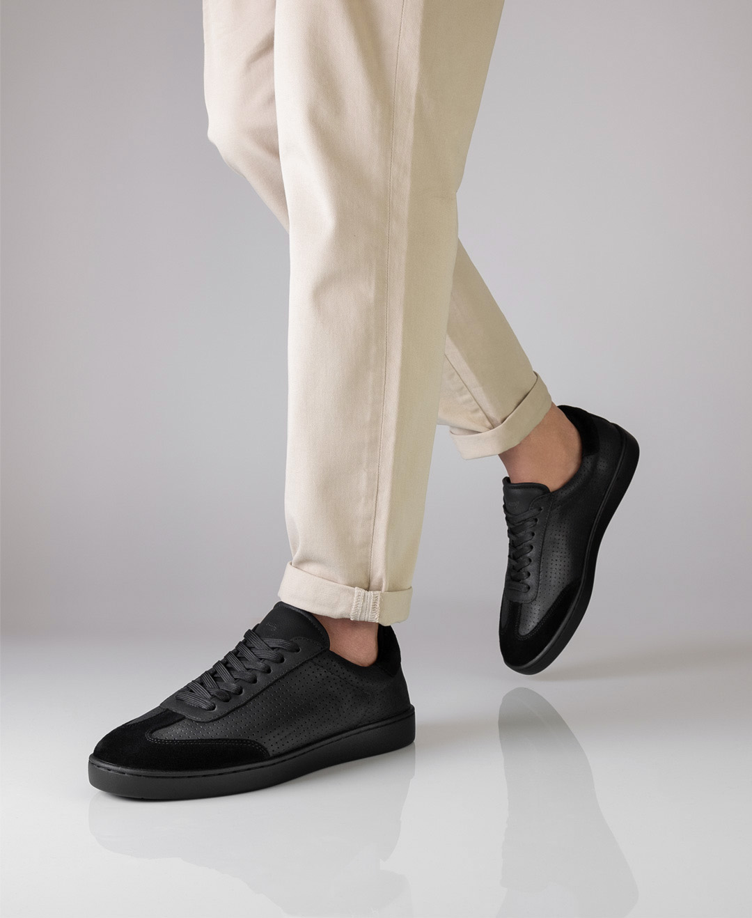 Leichter Herren-Tanzsneaker aus schwarzem Leder mit herausnehmbarer Innensohle von Suny.