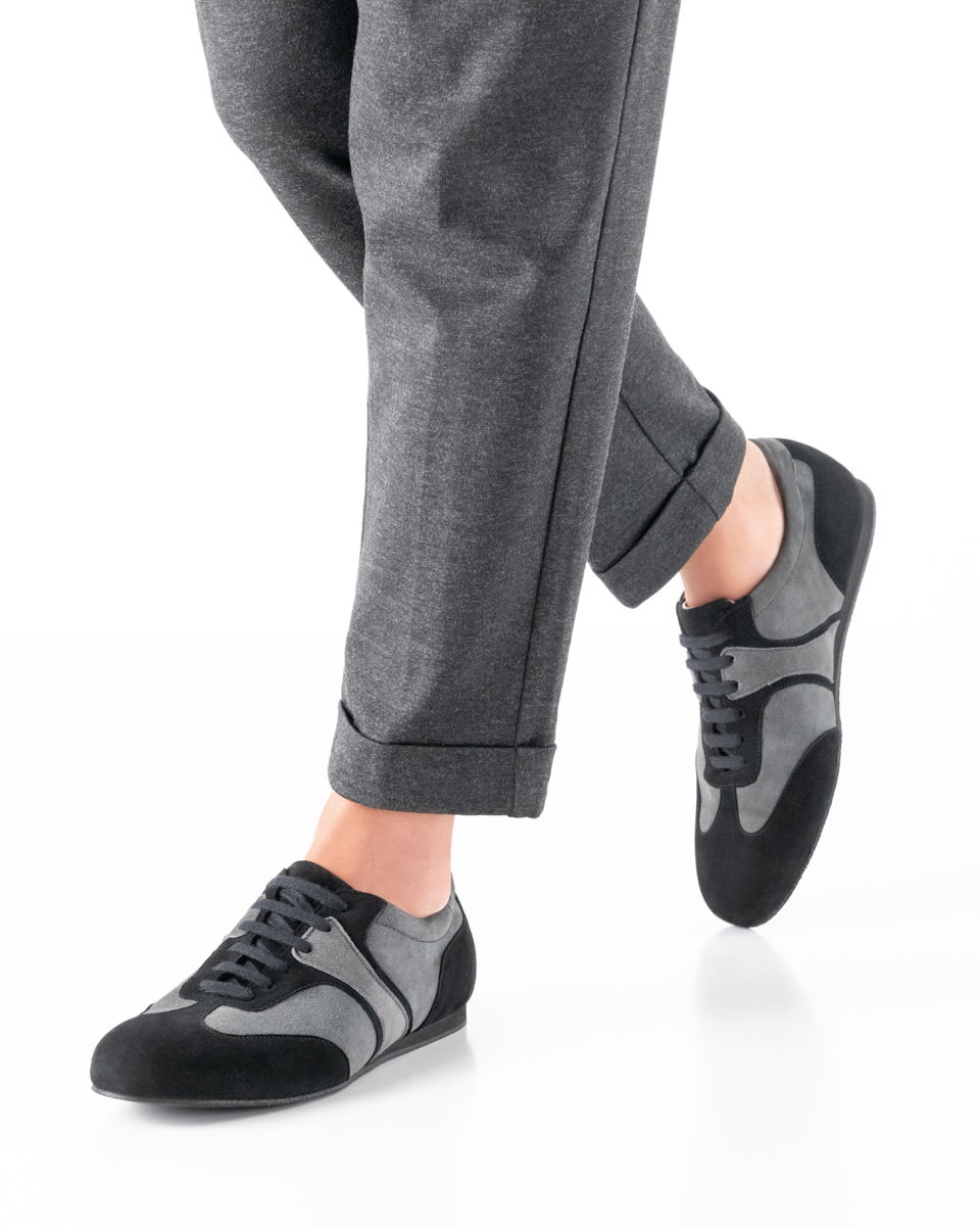Parma Herren Tanzsneaker Parma - Werner Kern in grau-schwarzem Velours, elegante und schlichte Vollleder-Sneaker, sportliche Eleganz mit klaren Linien, herausnehmbares Wechselfußbett für eigene orthopädische Einlagen, fantastisch bequeme Absatzhöhe von 1,5 cm