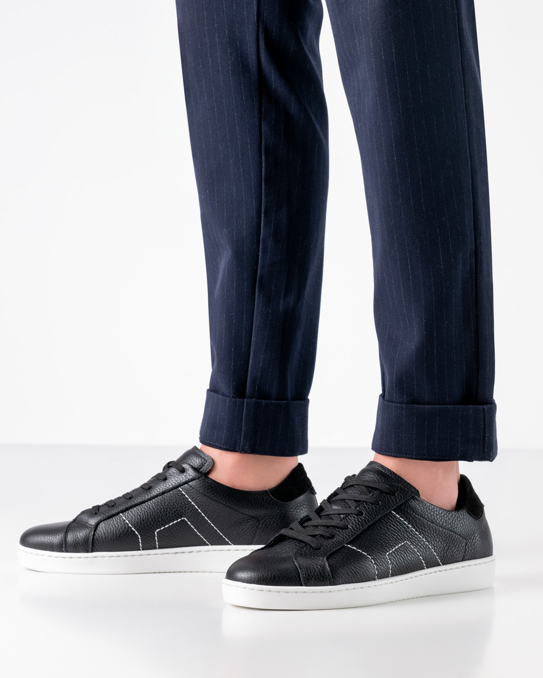Zapatilla de baile ligera y flexible de piel negra con suela blanca - puede usarse como todoterreno por Werner Kern