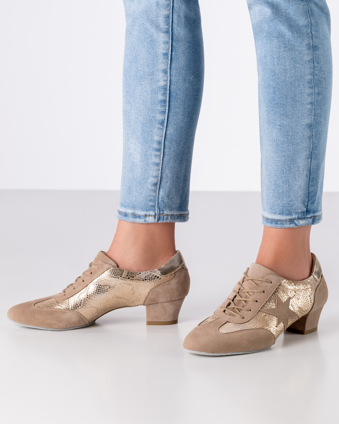 Zapatos de baile de entrenamiento brillantes, de color beige, con tacón de 3,5 cm y suela dividida para atar, de Werner Kern.