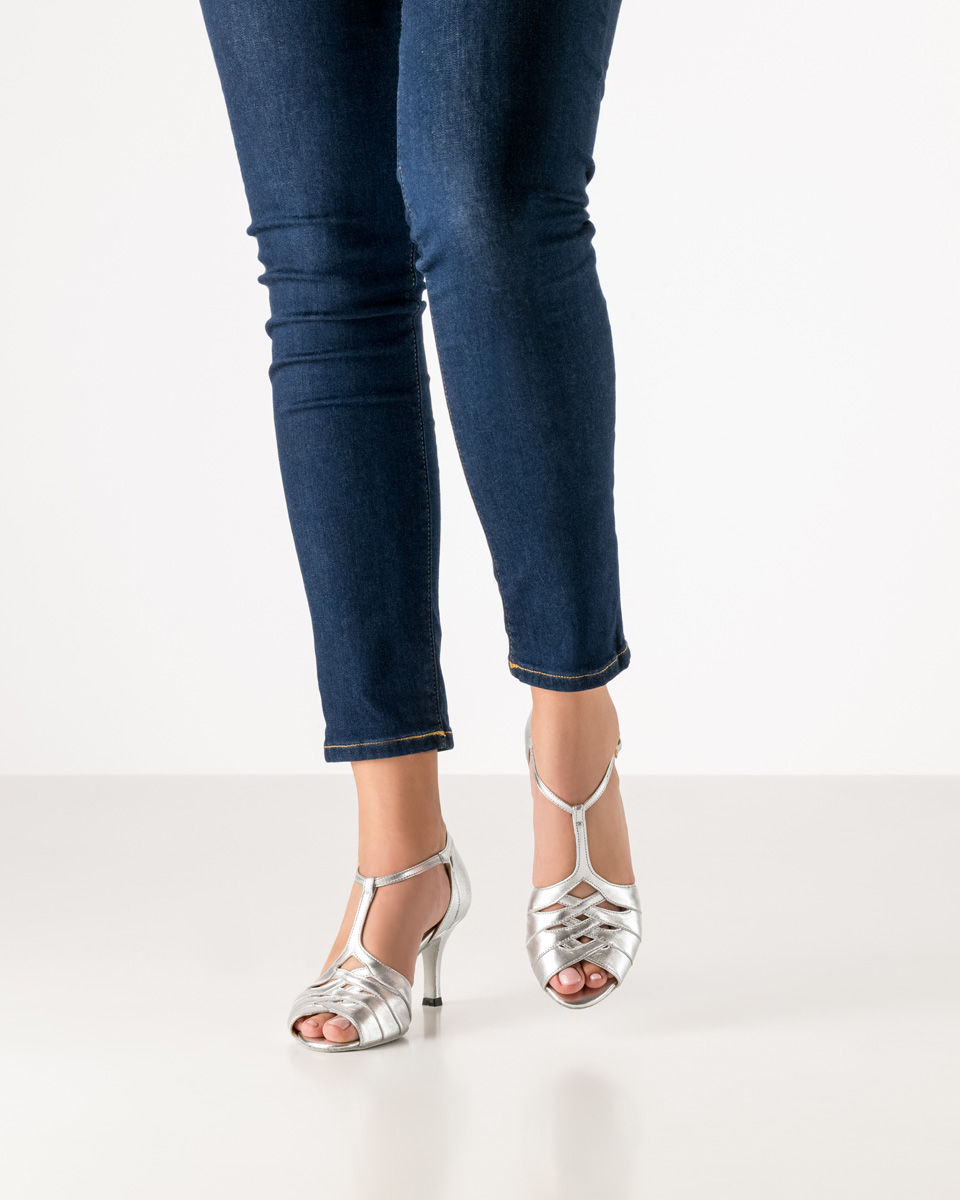 Eleganter Tanzschuh Caia von Nueva Epoca aus silbernem Nappaleder und einem eleganten Vorderblatt.