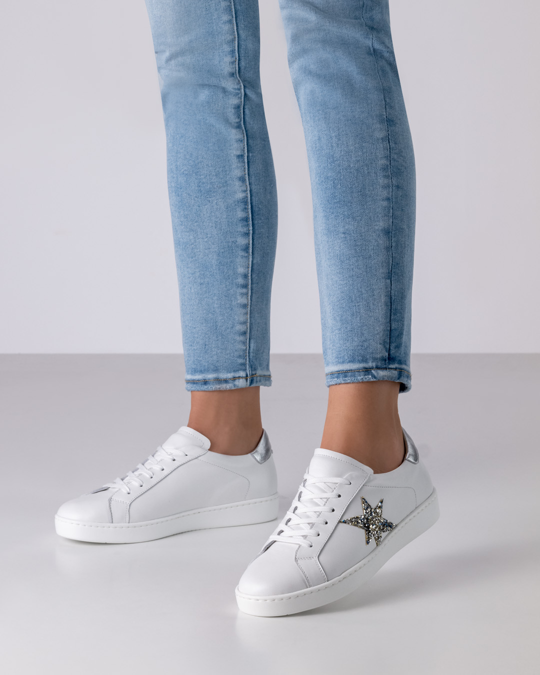 Weißer Ledertanzsneaker zum drinnen und draußen tanzen mit silbernem Sterndetail