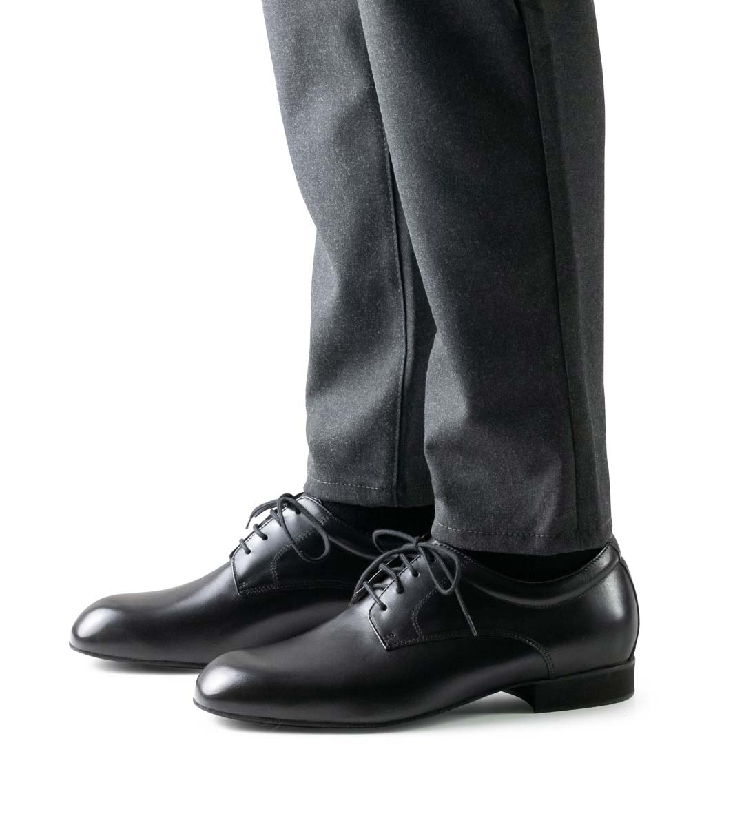 Padua schwarzer Herrentanzschuh mit 2 cm hohem Absatz in Verbindung mit Hose in grau