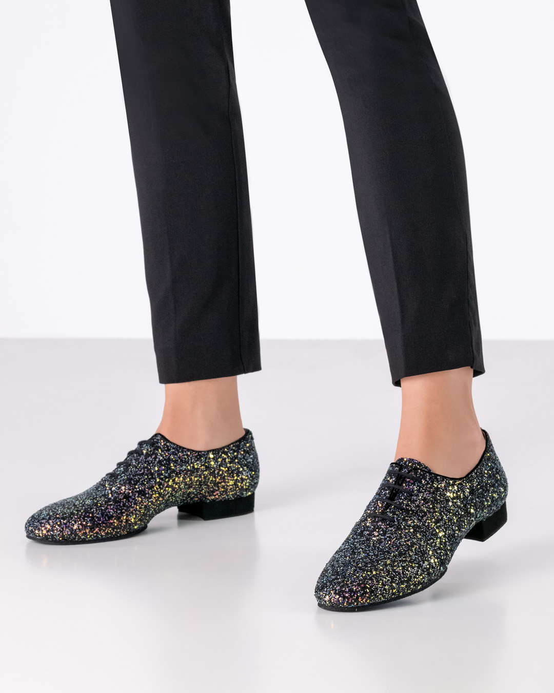 Zapatos de baile cerrados, de brocado brillante, con tacón de 1,5 cm y cordones, de Werner Kern.