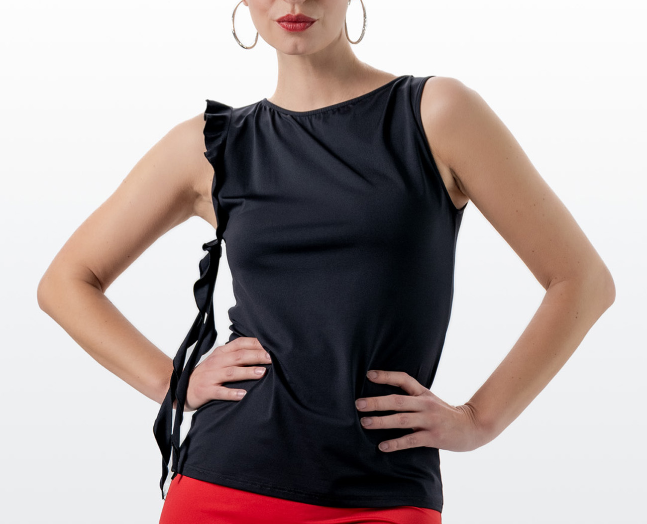 Top negro estrecho para bailar con manga con volantes a la derecha de Werner Kern.