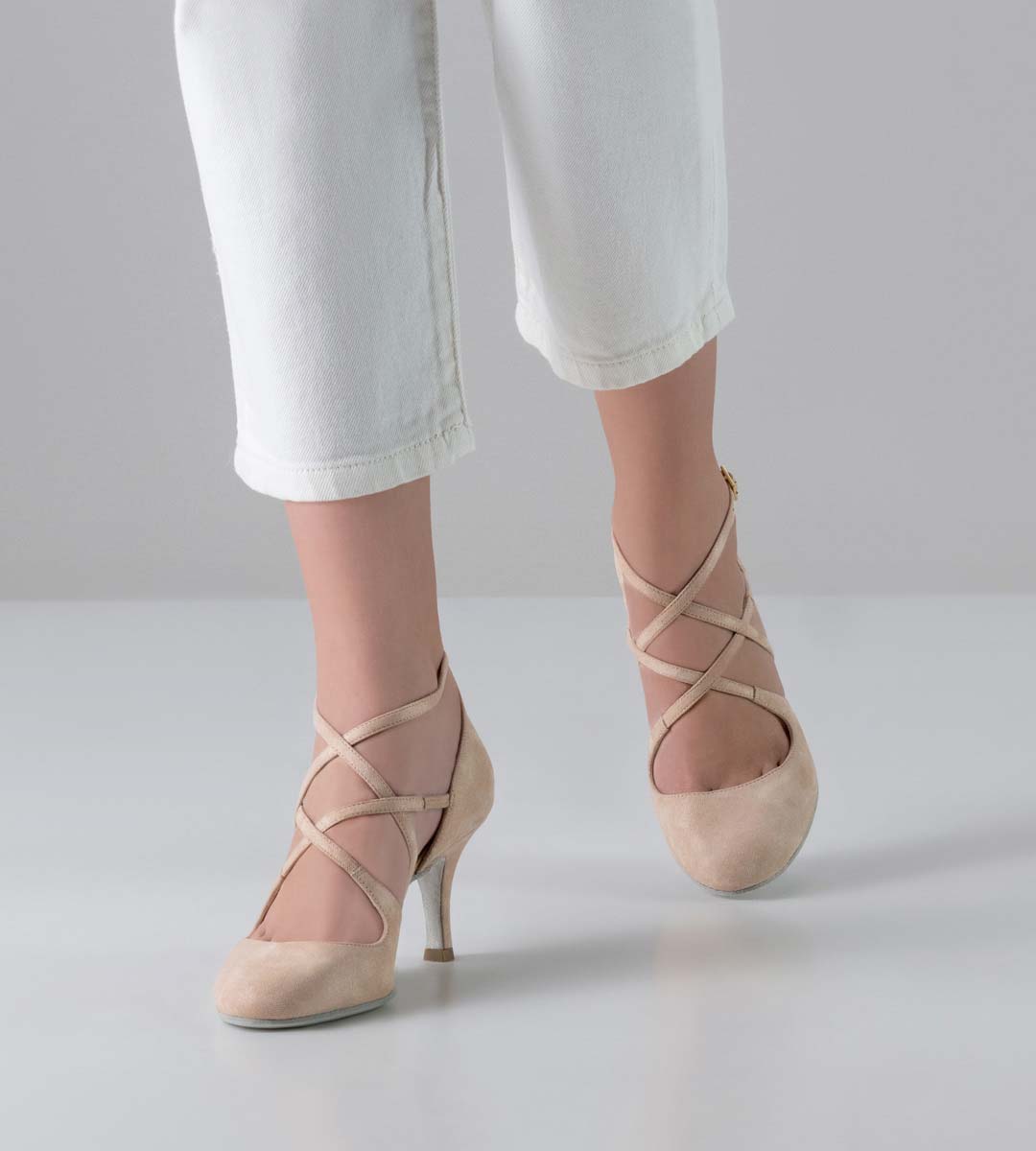 Valeria geschlossener Damentanzschuh in beigem Velours von Nueva Epoca