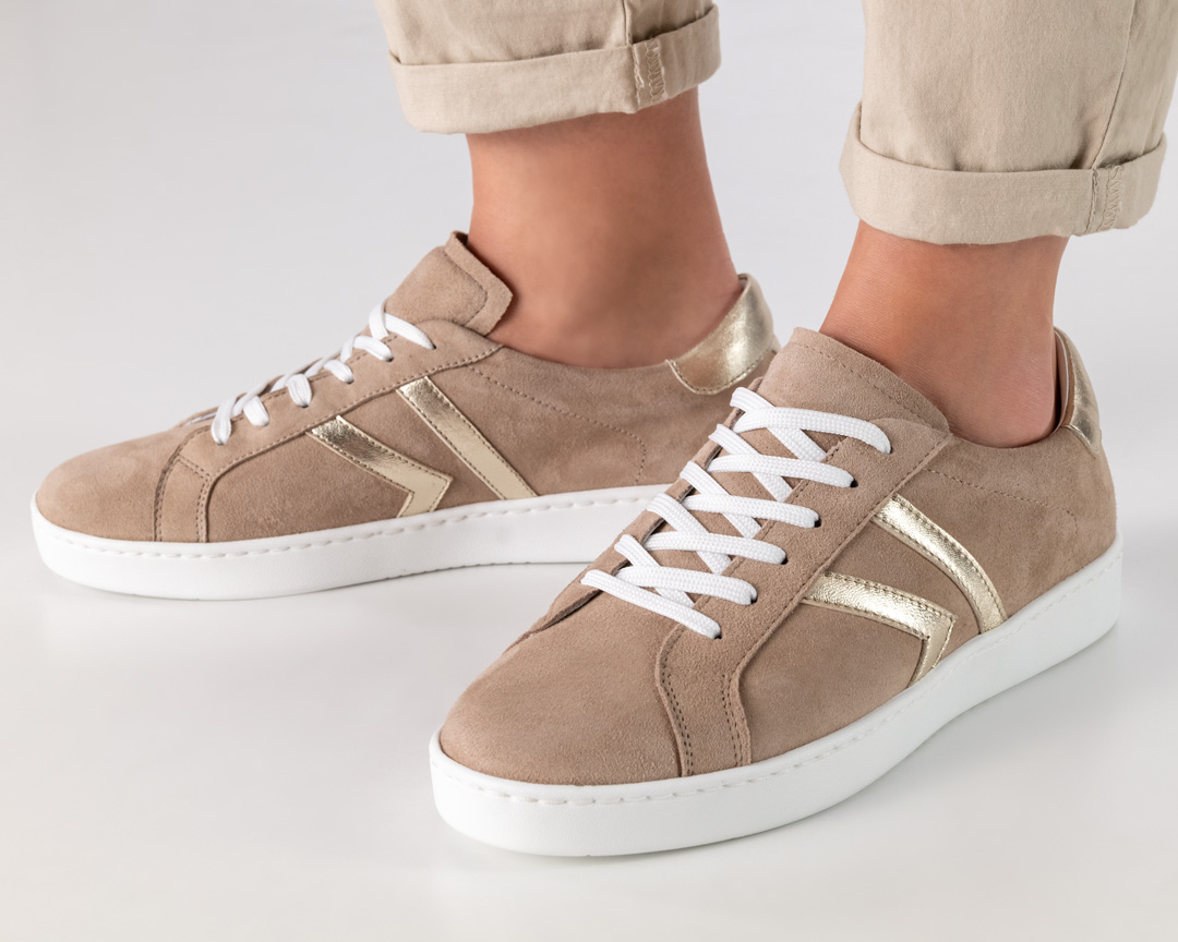 Darcey, beiger Tanzsneaker mit goldenen Details und weißer Sohle für innen und außen von Werner Kern