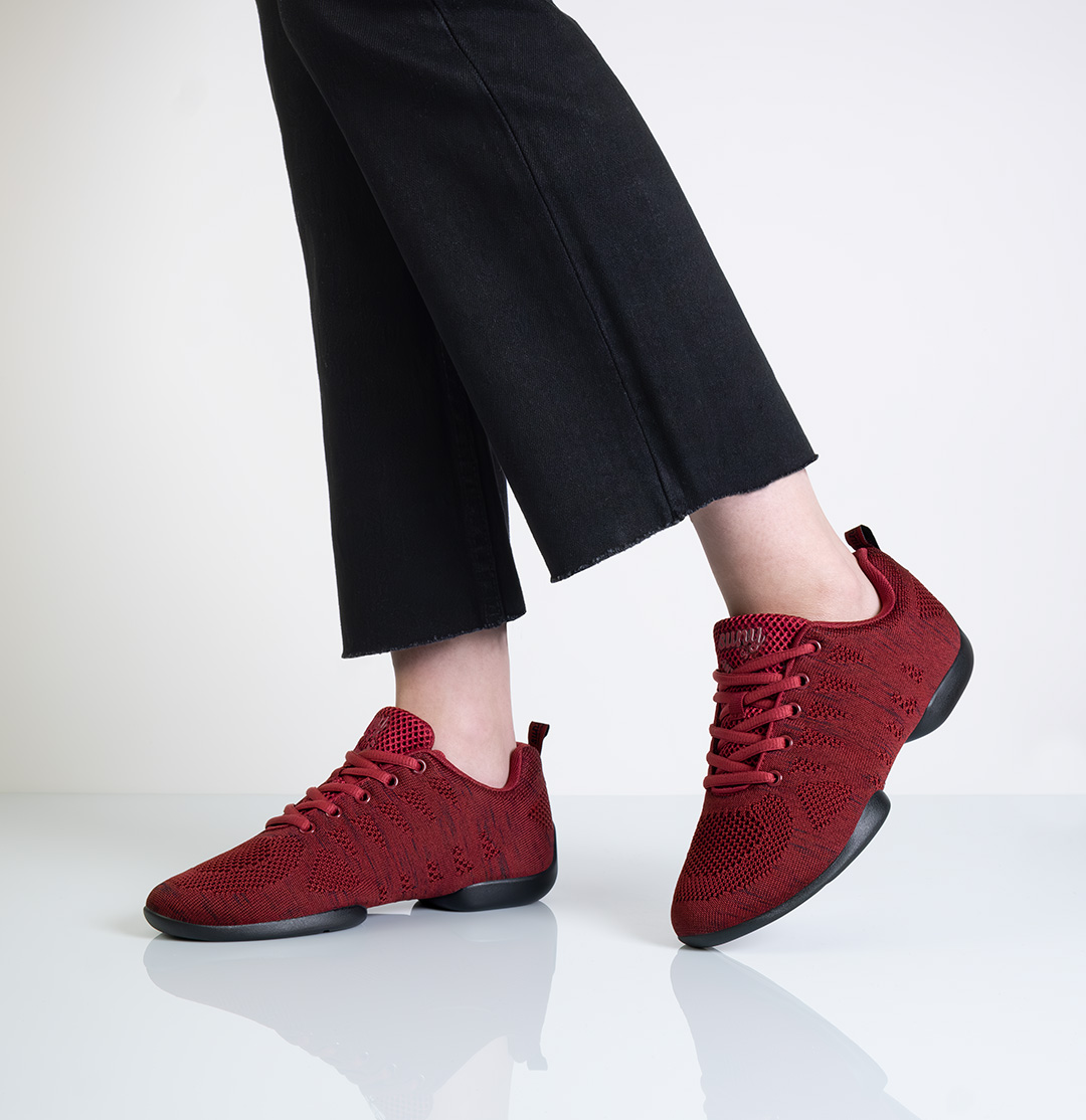 Vista lateral de las zapatillas de baile Suny en rojo para mujer.