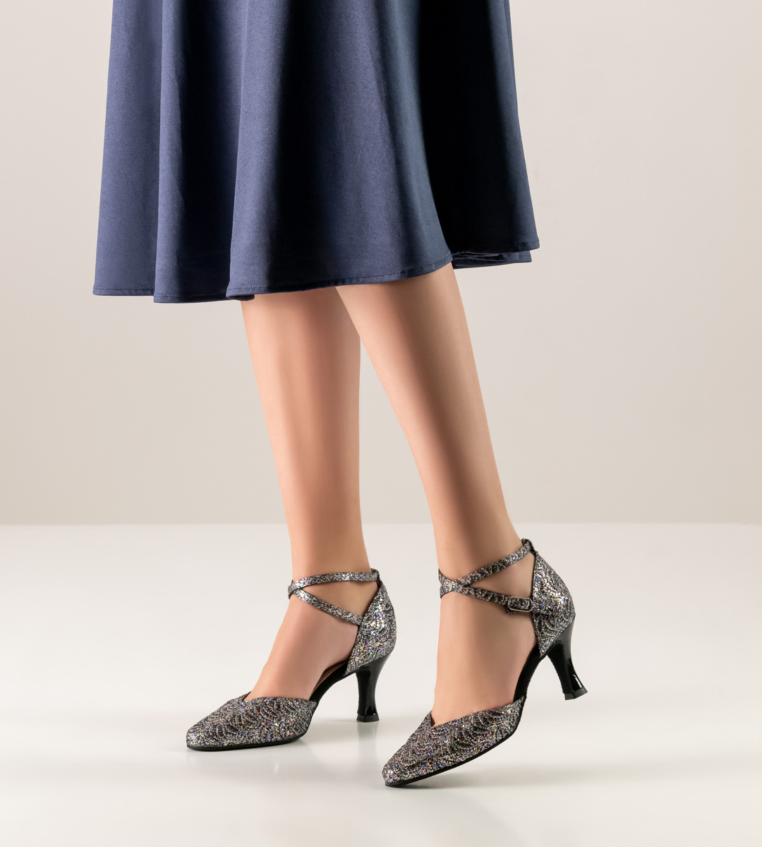 Betty Damentanzschuh von Werner Kern in Kombination mit blauem Rock