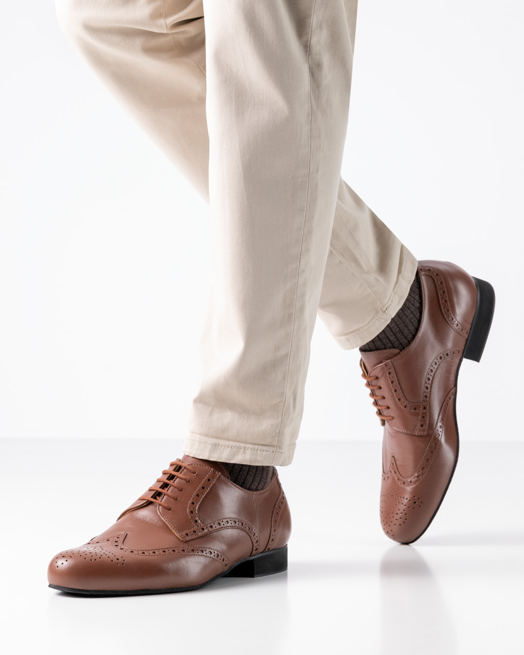 Zapatos de baile para hombre color coñac, de piel napa con diseño perforado, de Werner Kern.