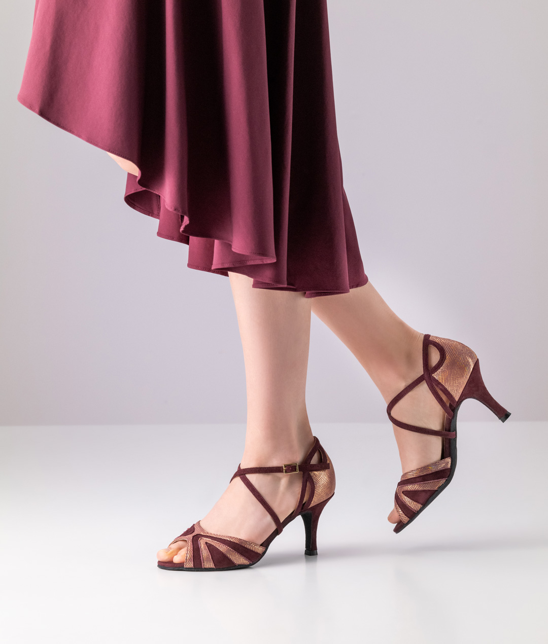 Viena Offene Tanzschuhsandale von Nueva Epoca in traumhafter Farbkombination aus warmem weinroten Leder und rosegoldenem bedrucktem Leder und einem 7 cm Absatz.