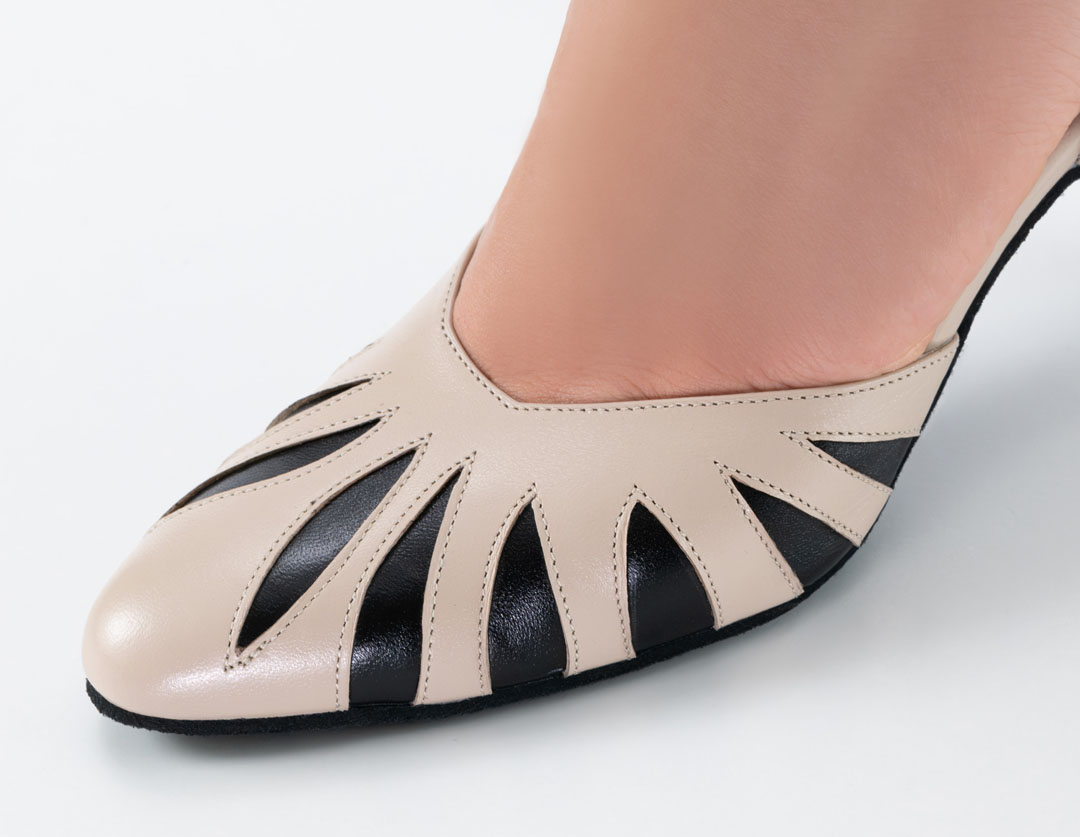 Vista detallada del trabajo de marquetería en la pala del zapato de baile «Donatella» de Werner Kern