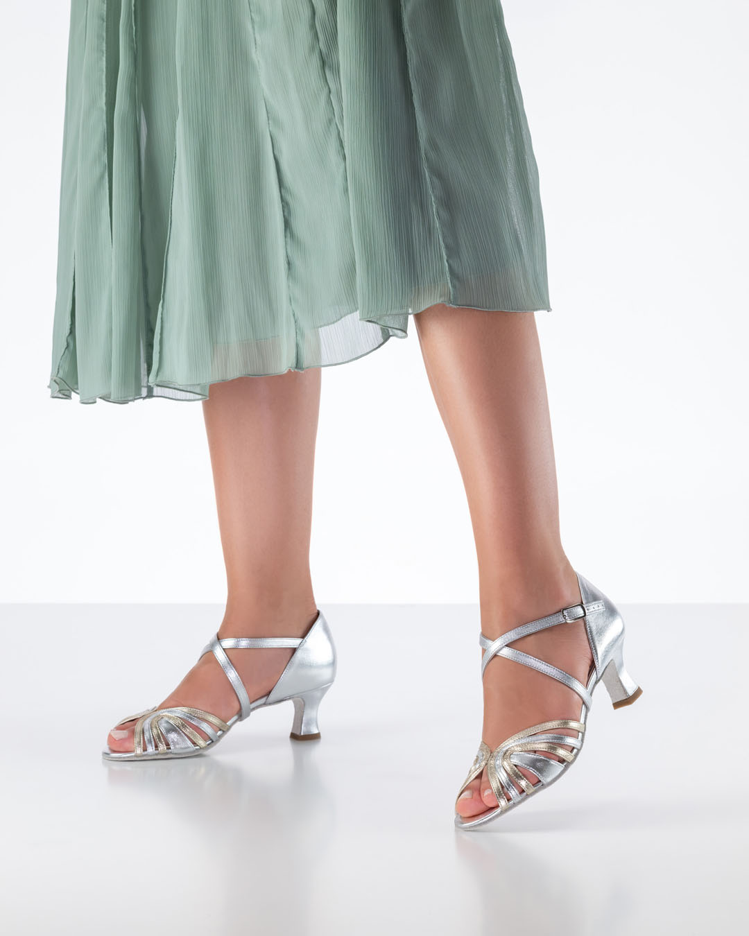 Sandalias de baile plateadas «Ginger» combinadas con una falda amplia de color menta