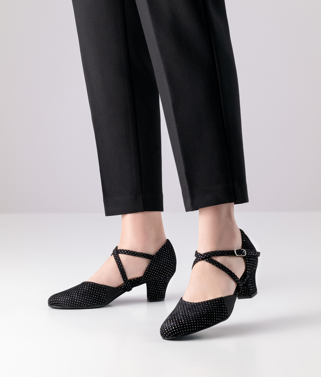 Flacher Comfort Tanzschuh in weichem schwarzen Brokat mit kleinen Glitzerpunkten in Gold und seitlichen Elastikeinsätzen und 4,5 cm Comfort Absatz von Werner Kern.