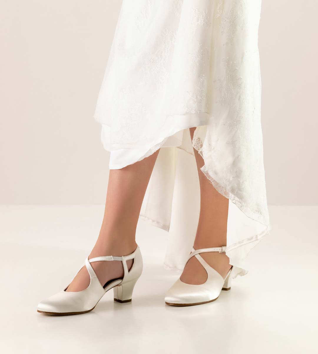 Gala Brautschuh von Werner Kern mit Ledersohle in Kombination mit weißem Brautkleid