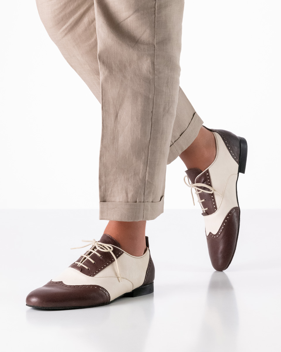 Carrara  Herren Tanzschuh Carrara - Werner Kern in Beige/Bordo, nachhaltig gegerbtes Ziegenleder für fantastisch weichen Tragekomfort, äußerst flexibel und bequem mit 4xFach Schnürung für sicheren Halt, fantastisch bequeme Absatzhöhe von 1,5 cm