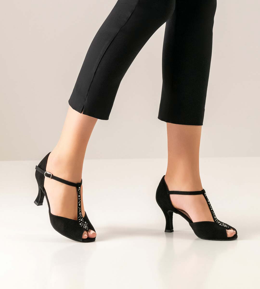 Claudia Werner Kern Damentanzschuh mit T-Spange und schwarzer Jeans
