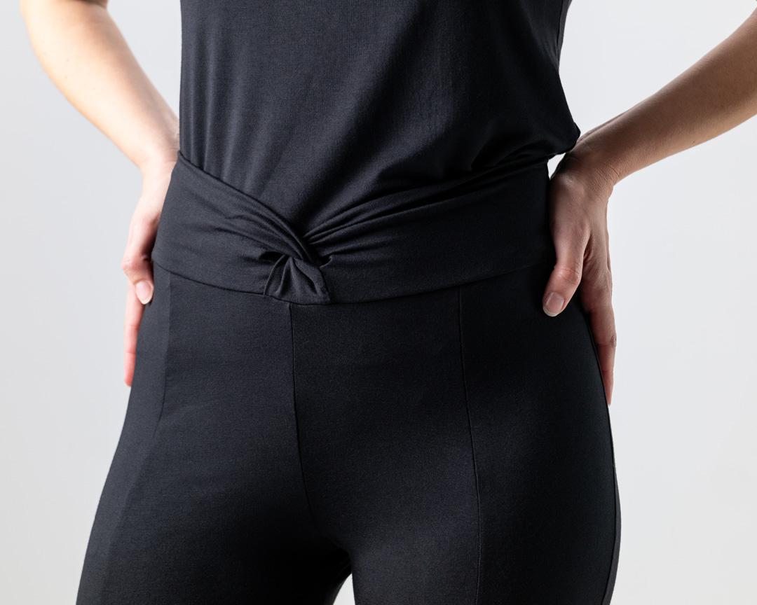 Imagen detallada de la cintura de los pantalones de baile Nisha, confeccionados en material elástico negro, de Werner Kern.