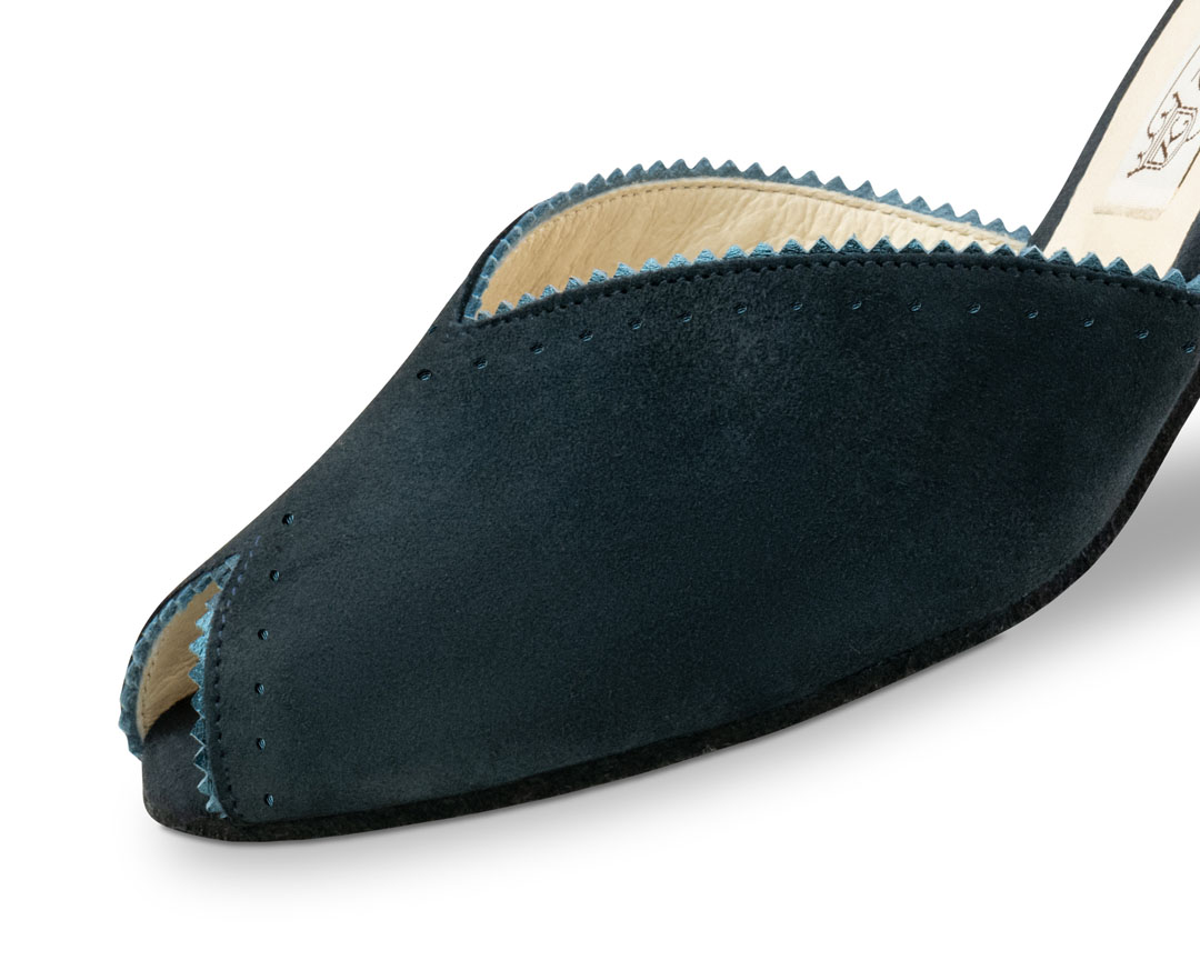Punta de un zapato de baile de ante azul con abertura en la puntera y adornos