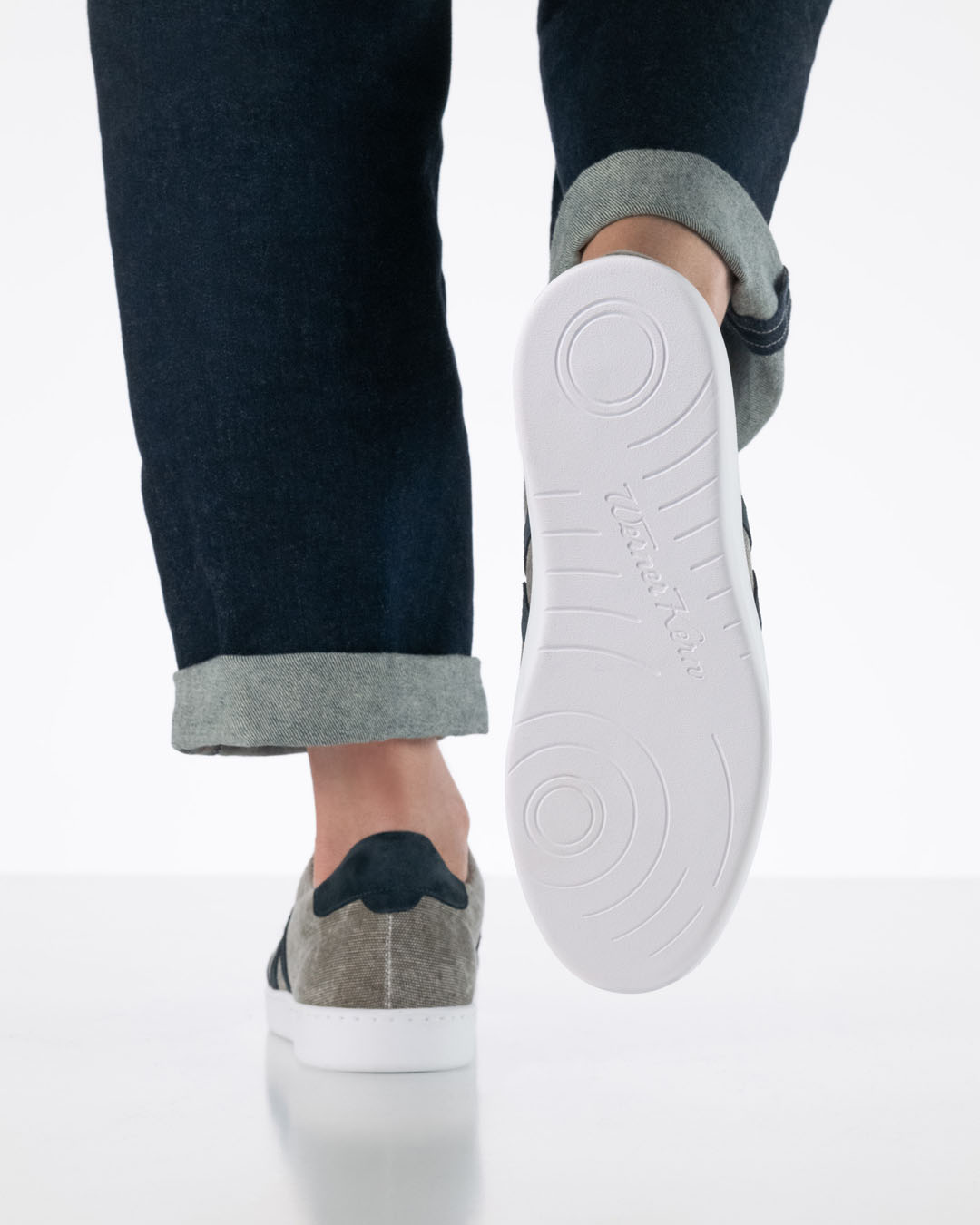 Zapatillas de baile para hombre de lona beige y ante azul con suela blanca de Werner Kern