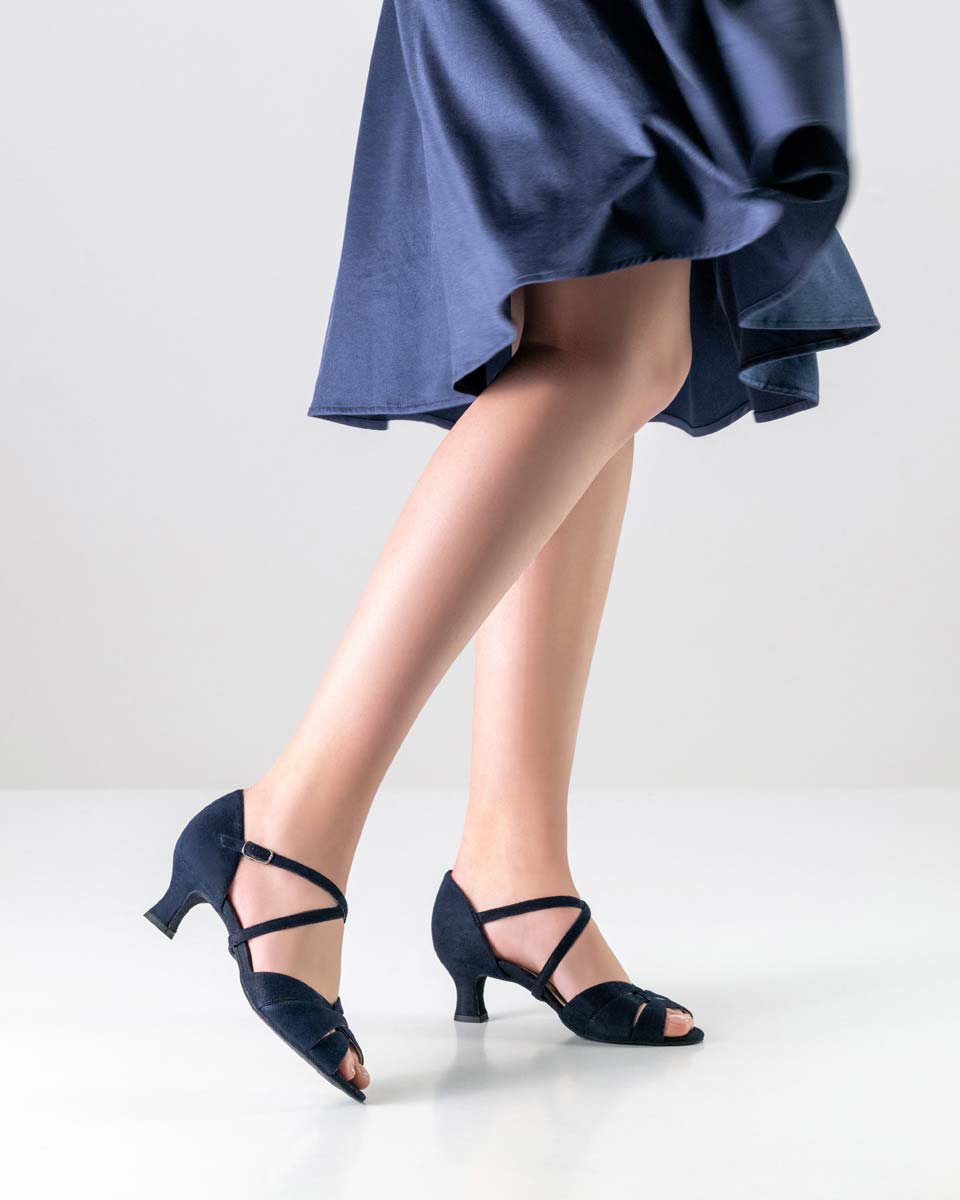 Ebony Werner Kern Damentanzschuh in blauem Velours in Kombination mit Rock