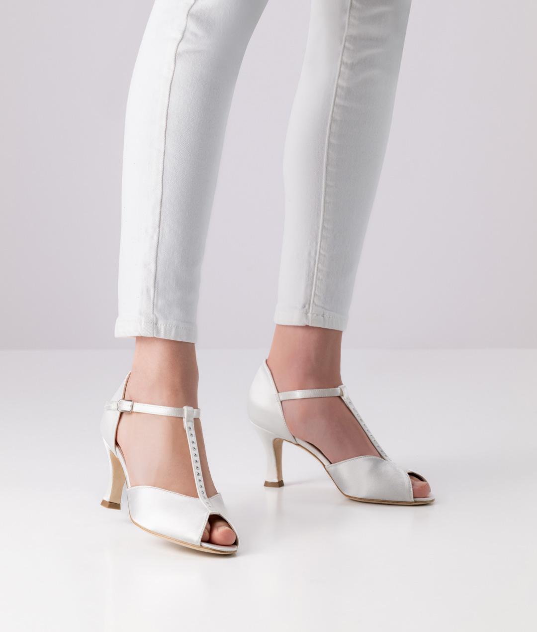 Mona LS Offener, weißer Brauttanzschuh mit Ledersohle aus Satin mit T-Riemen und Strasssteinen von Werner Kern.