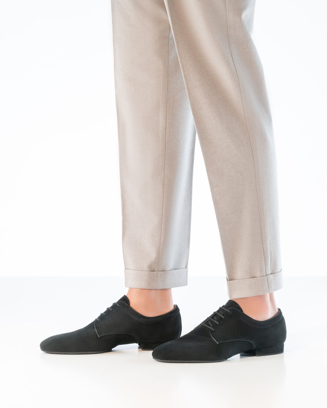 Zapatos de baile para hombre «Vicenza», de ante negro y tacón bajo, combinados con pantalones de tela claros