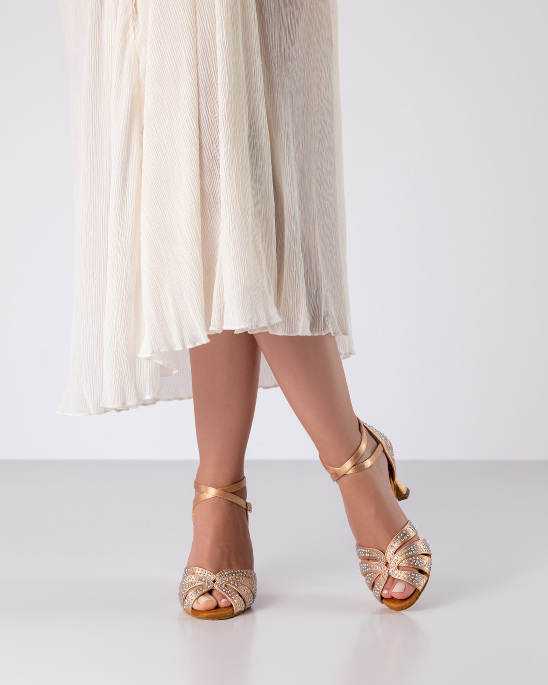 Verspielte Tanzsandale von Anna Kern in hellem, bronzefarbenem Satin