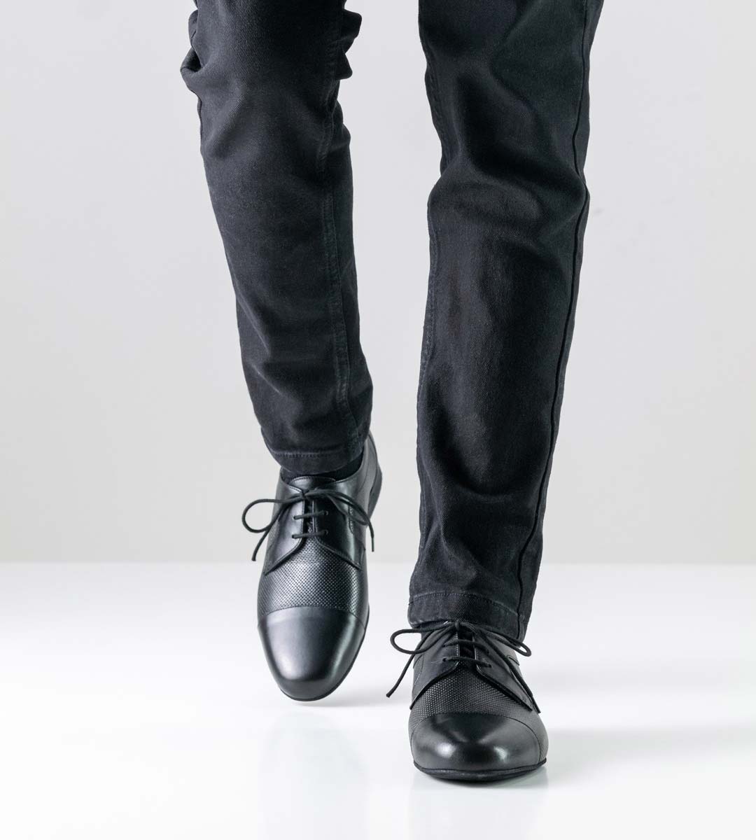 Treviso Herrentanzschuh von Werner Kern in Nappa in Kombination mit schwarzer Hose
