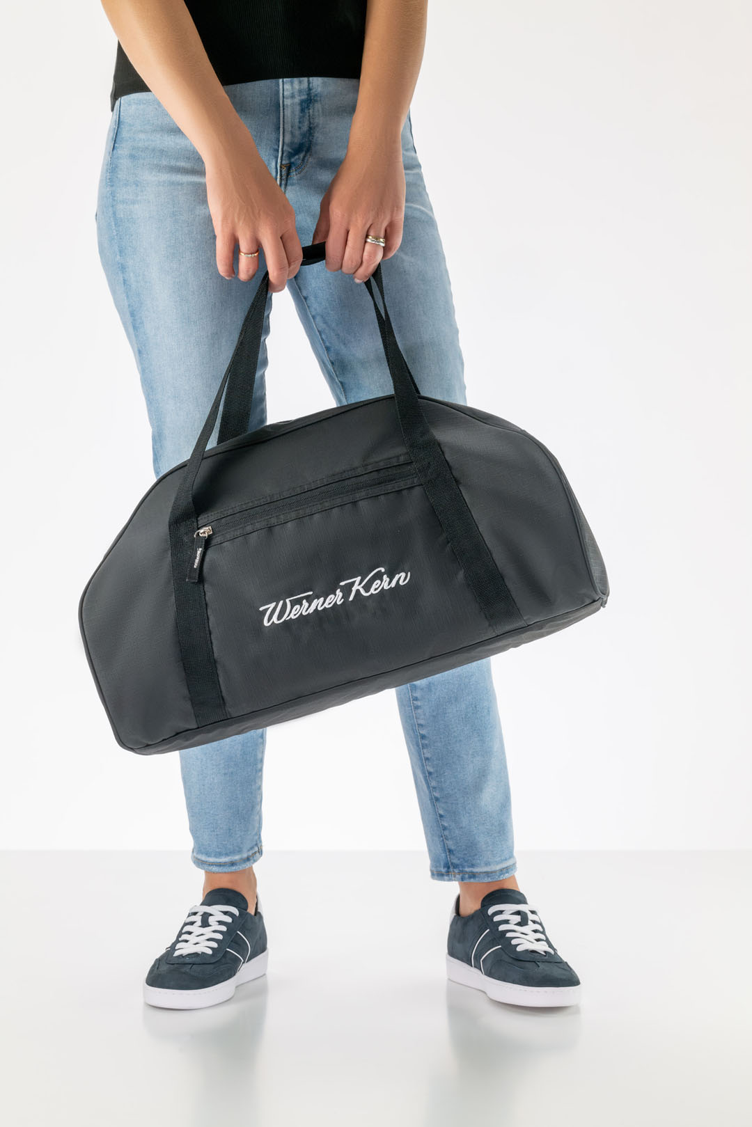 Bolso de baile negro con el logotipo de Werner Kern bordado en blanco