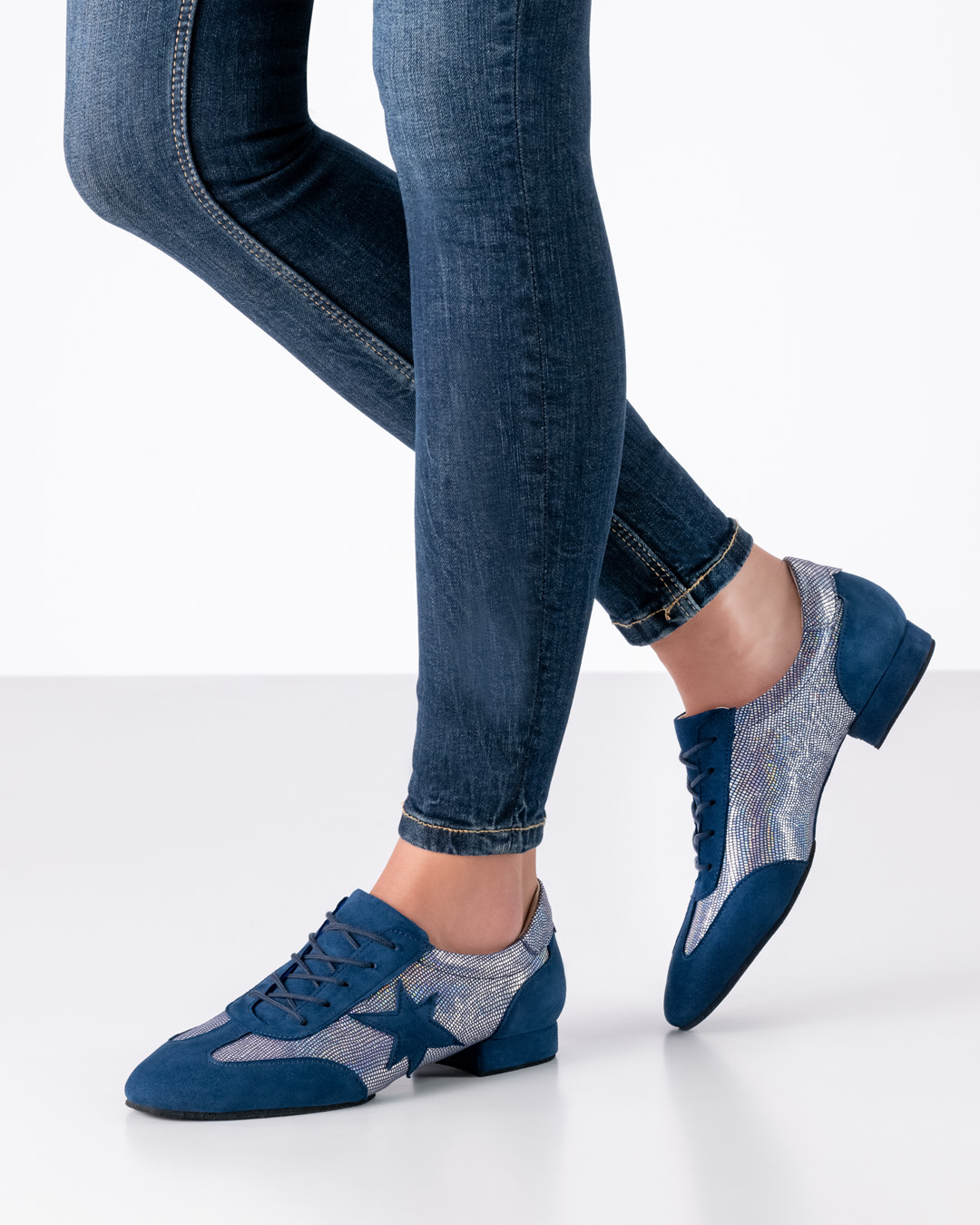 Zapatilla de baile de entrenamiento cerrada con cordones de Werner Kern con suela dividida en azul y plata.
