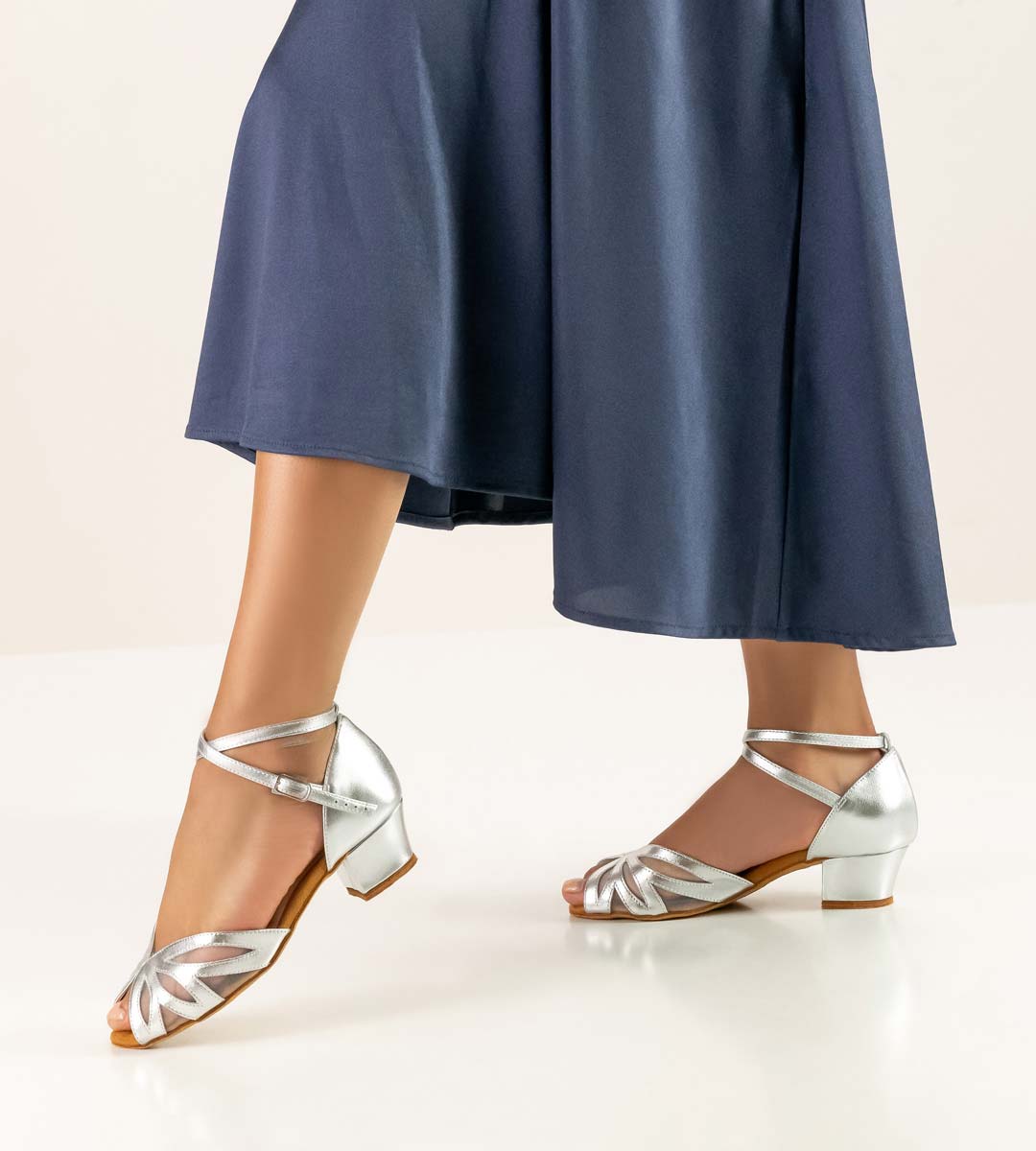 599 offener Damentanzschuh in silber von Anna Kern