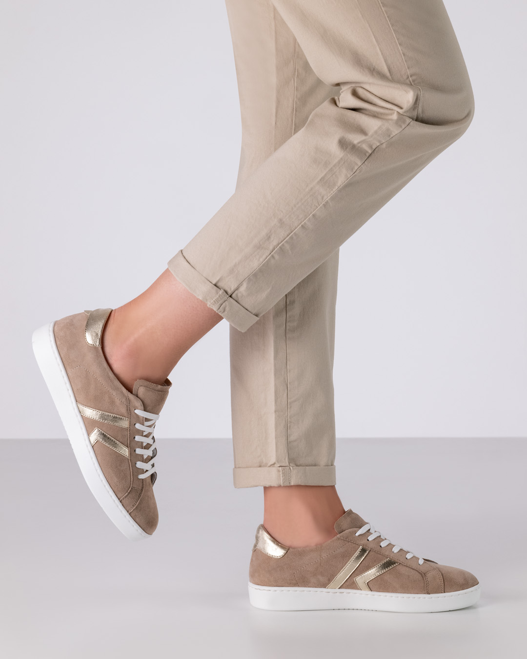 Leichter Tanzsneaker von Wernern Kern für Damen und hellem, edlem beige und goldenen Details komplett aus Leder von Werner Kern