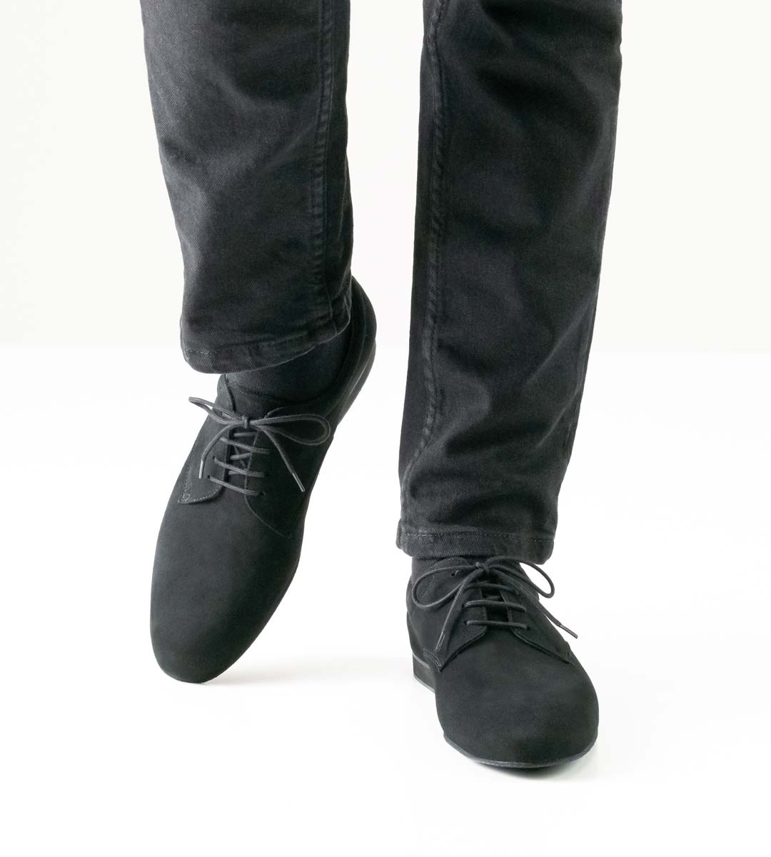Modena schwarzer Herrentanzschuh in Verbindung mit schwarzer Hose