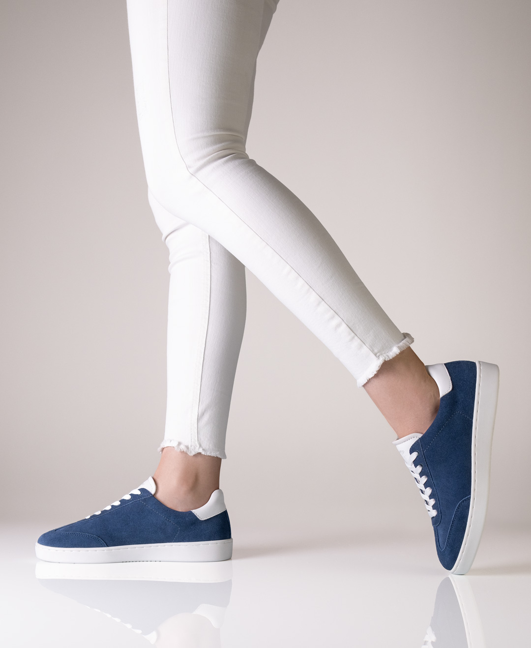 Zapatilla 7005 Blauer Tanzsneaker 7005 für Damen aus Velourleder mit weißer PU Sohle aus dem Hause Anna Kern.