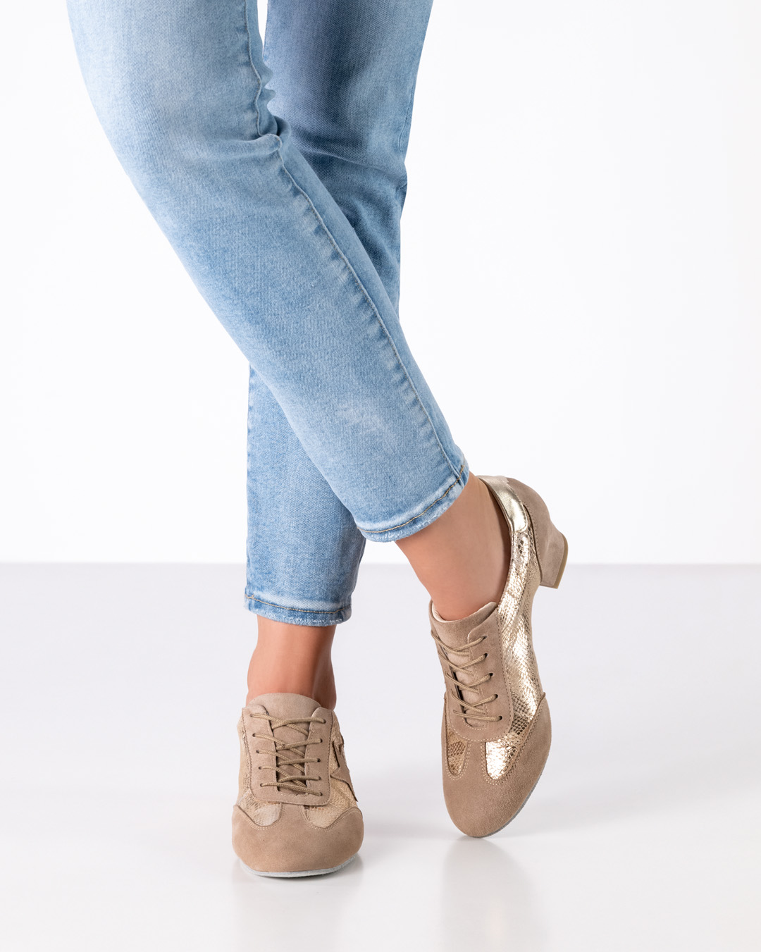 Elegante zapato de baile de entrenamiento dorado brillante de Werner Kern con tacón de bloque de 3,5 cm y detalles de ante beige.