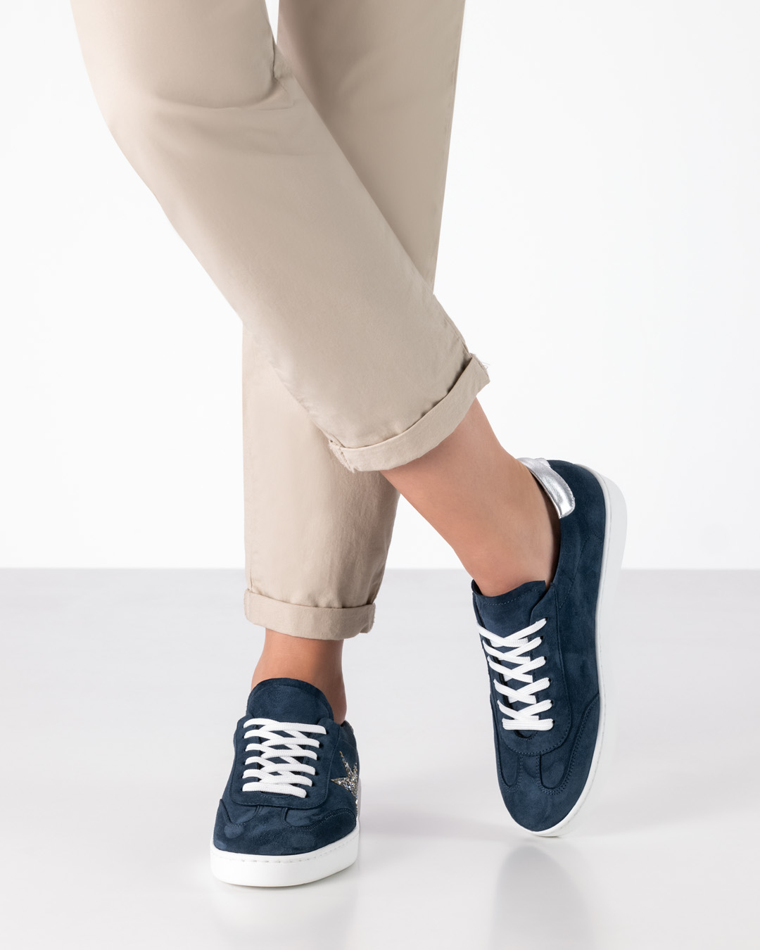 Tanzsneaker für drinnen und draußen von Werner Kern aus dunkelblauem Velourleder