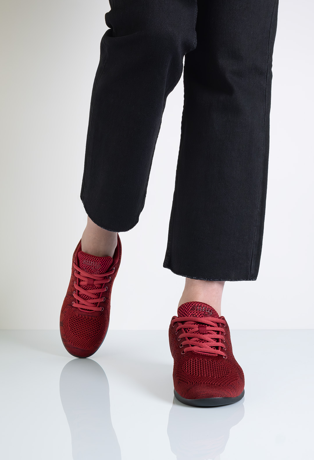 Zapatillas de baile para mujer en color rojo con suela dividida en negro de Suny.