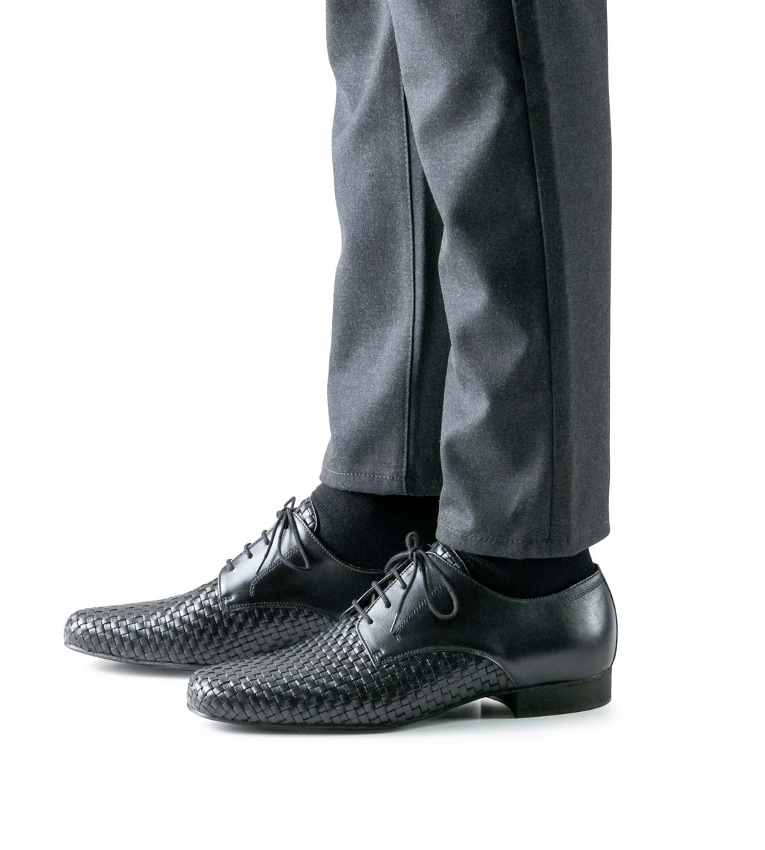 Como seitliche Ansicht vom Werner Kern Herrentanzschuh aus Leder in Verbindung mit Hose in grau