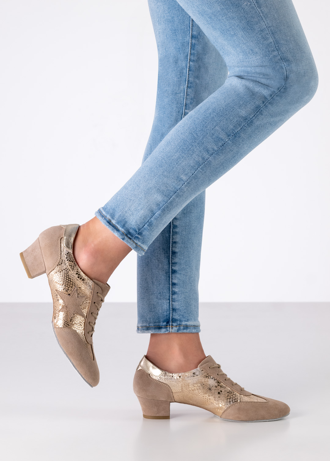 Zapatos de baile de entrenamiento de Werner Kern en ante beige y suela dividida con aspecto de zapatilla deportiva.