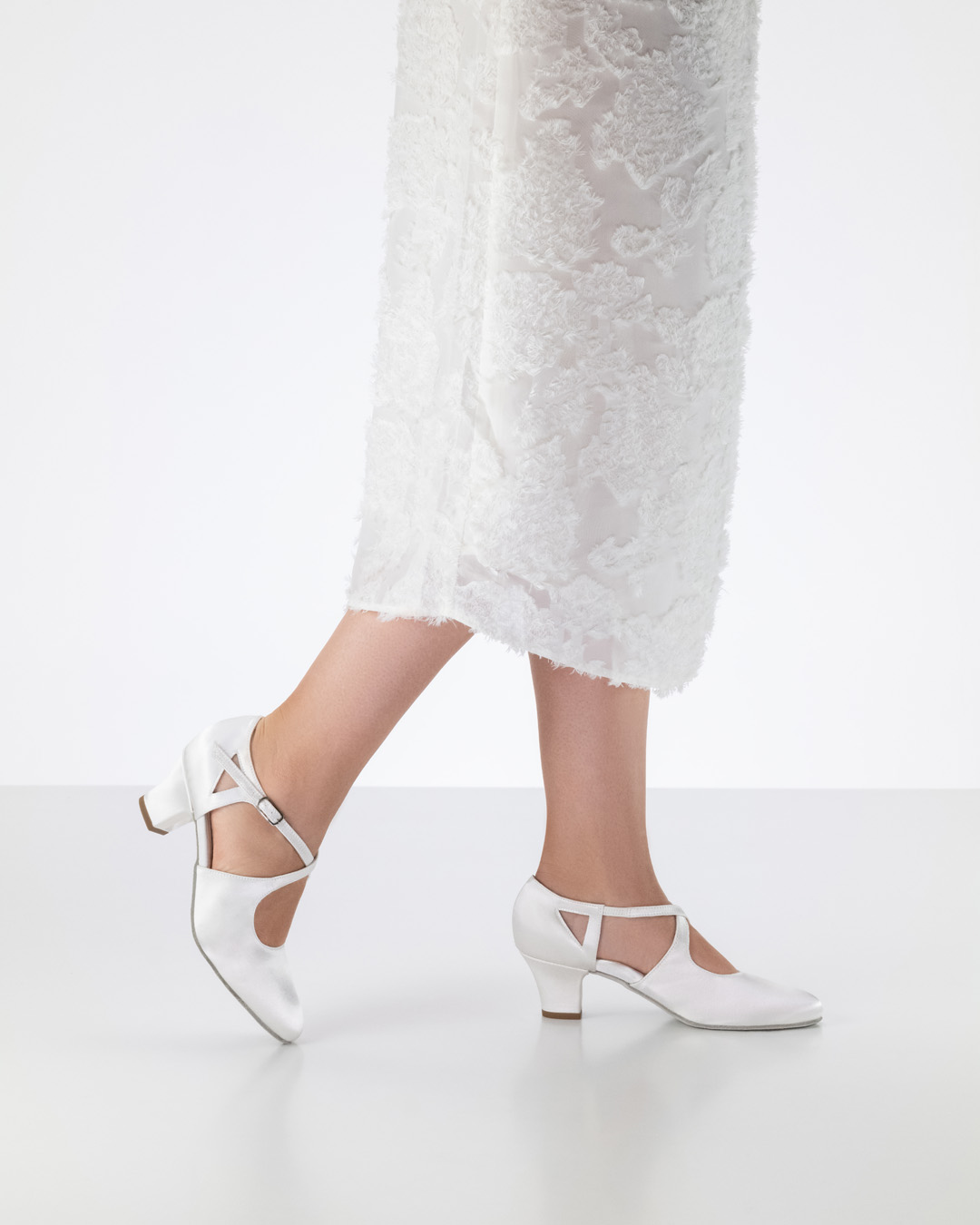 Gala weißer Brautschuh von Werner Kern in Verbindung mit weißem Brautkleid