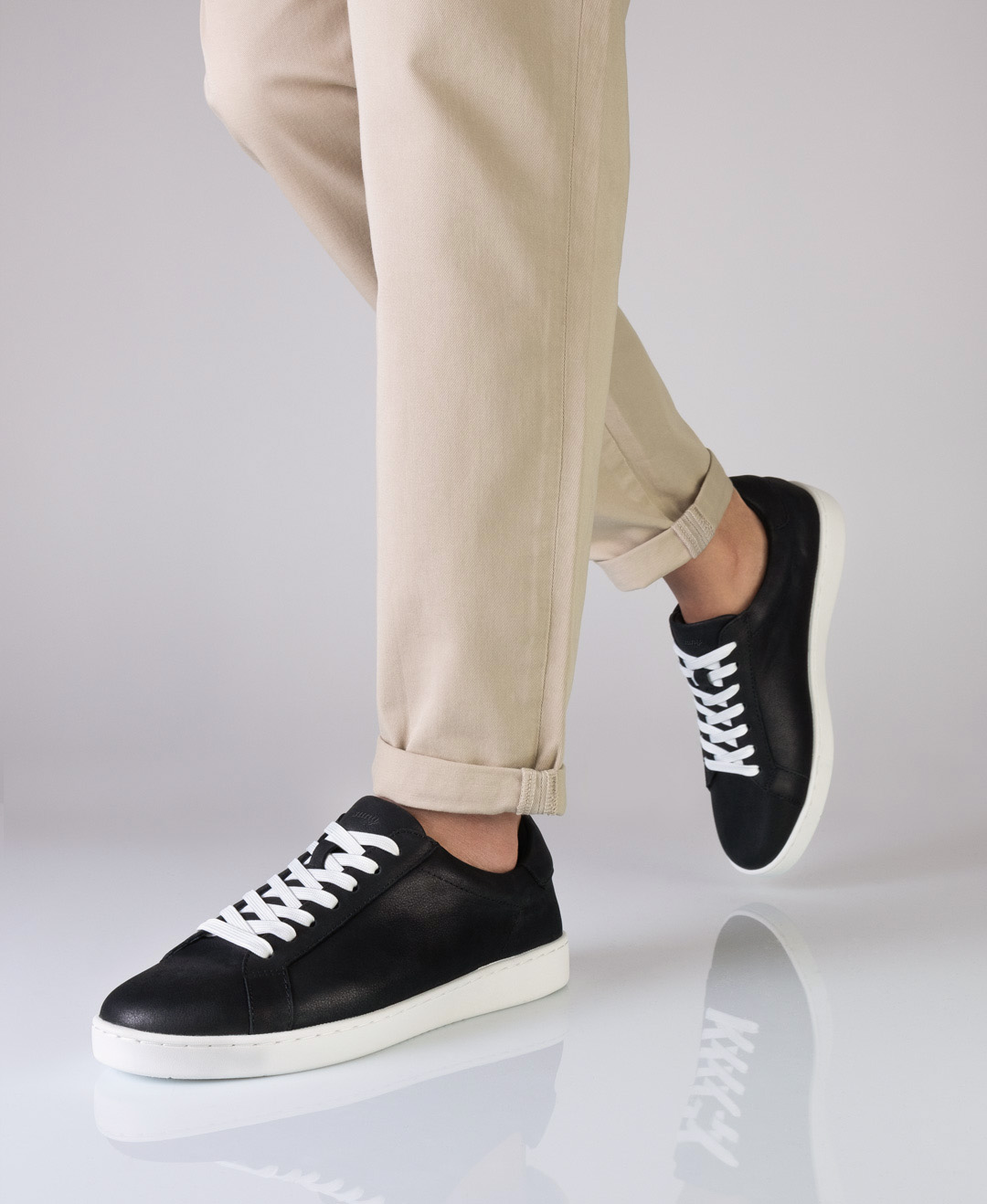Tanzsneaker für Herren aus schwarzem Leder mit herausnehmbarer Innensohle von Suny aus dem Hause Anna Kern. 