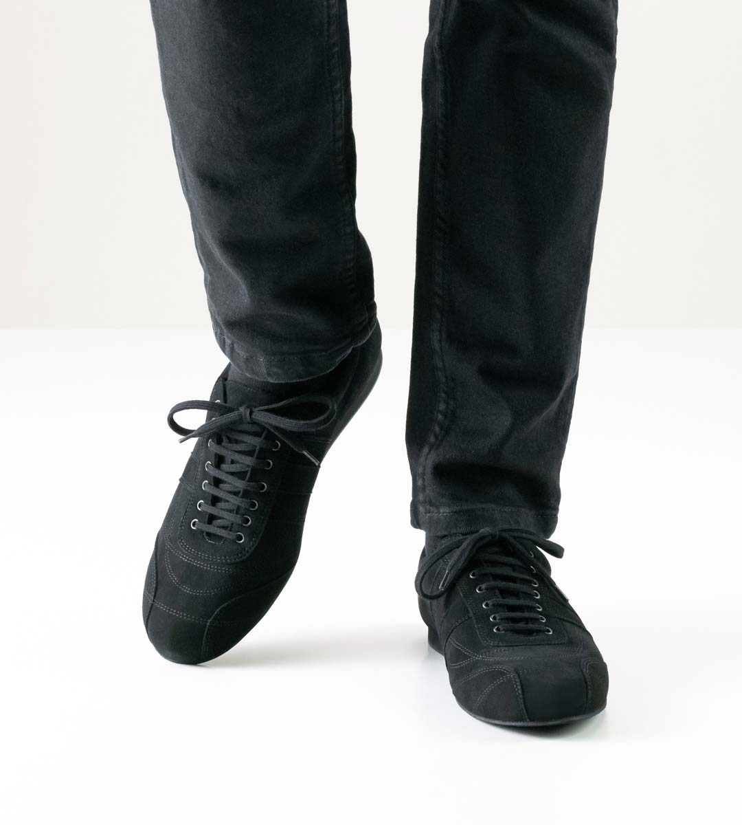 Cortino schwarze Jeans in Kombination mit Herrentanzschuh Sneaker in schwarz