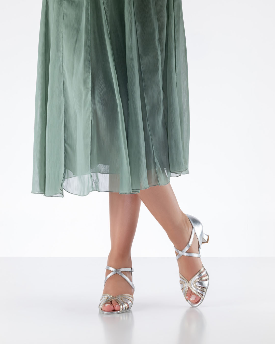 Sandalias de baile «Ginger» en color plateado con tacón acampanado de 5,5 cm, combinadas con una falda de color menta