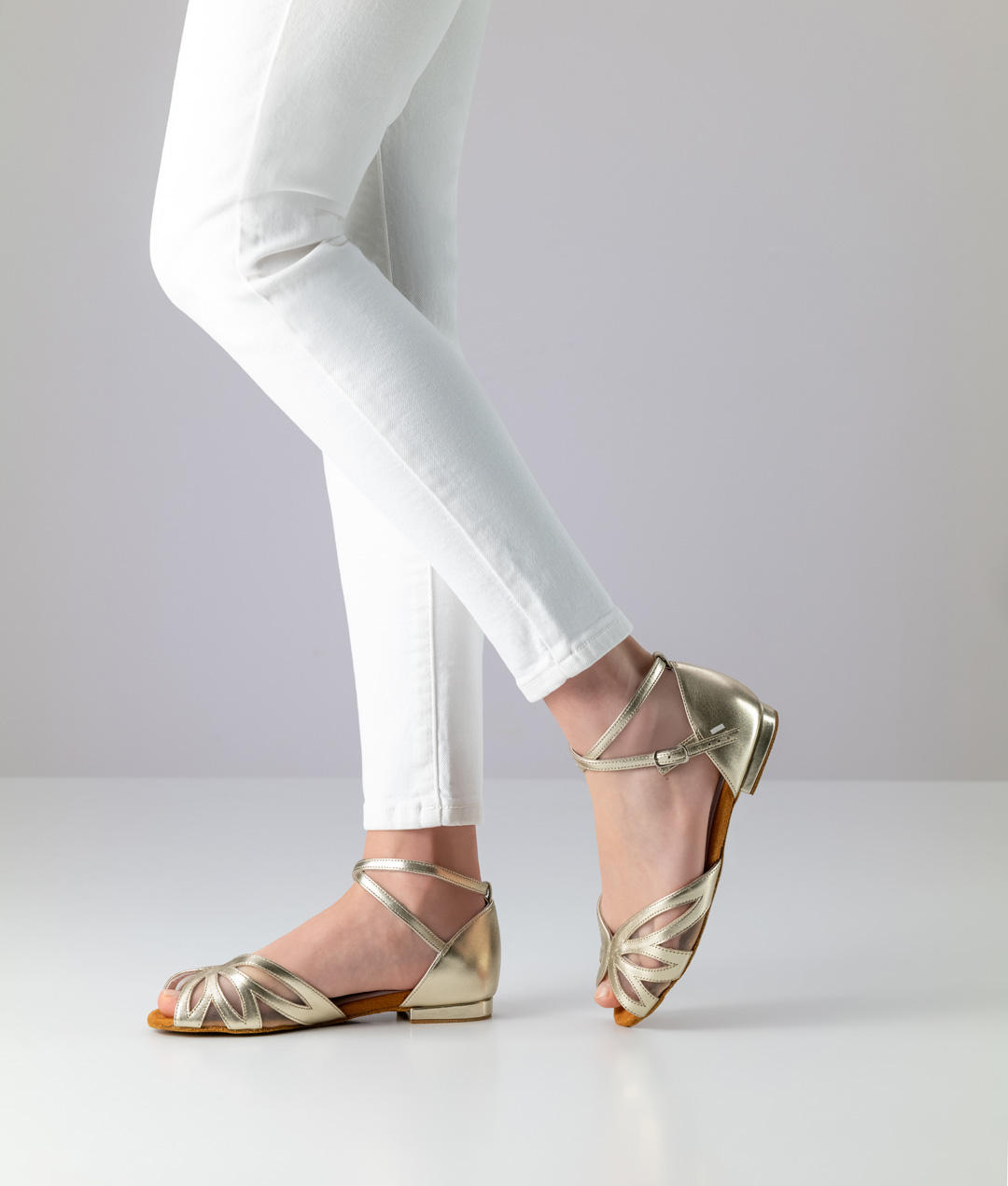 Goldene, flache Tanzschuhsandale von Anna Kern