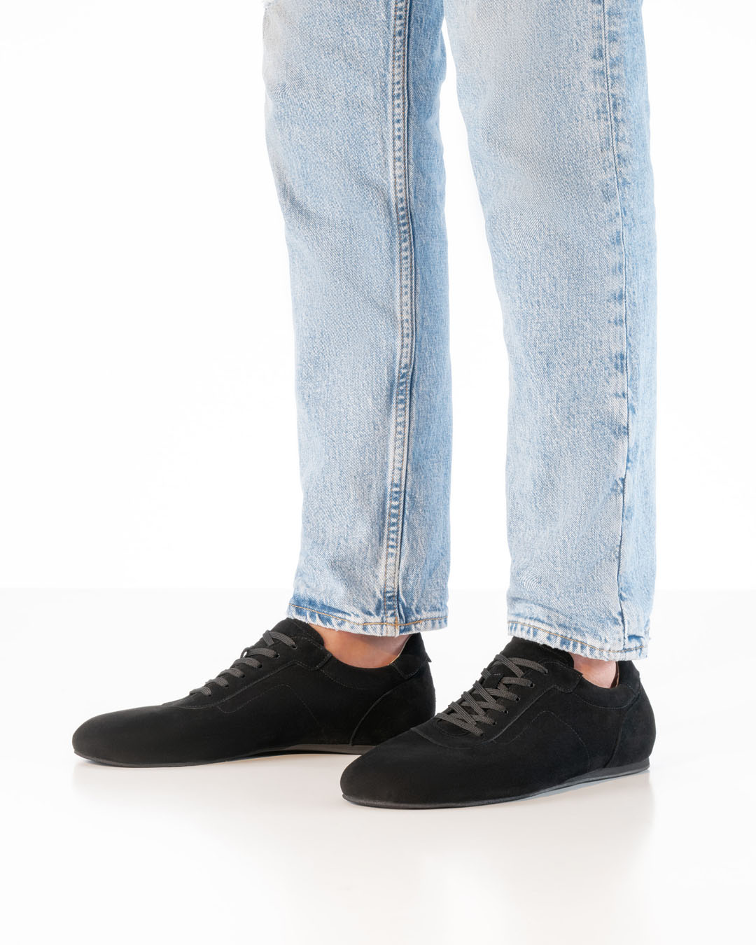 Zapatillas de baile negras para hombre, estilo deportivo, de Werner Kern, combinadas con unos vaqueros claros