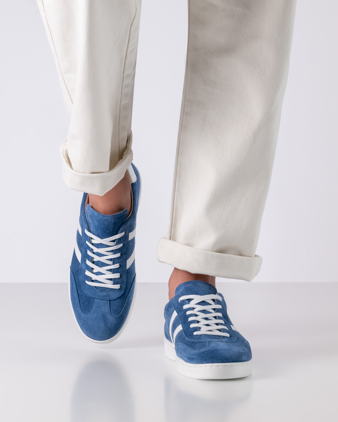 Tanzsneaker aus jeansblauem Velourleder mit weißer Tanzschuhsohle zum drinnen und druaßen tanzen von Werner Kern