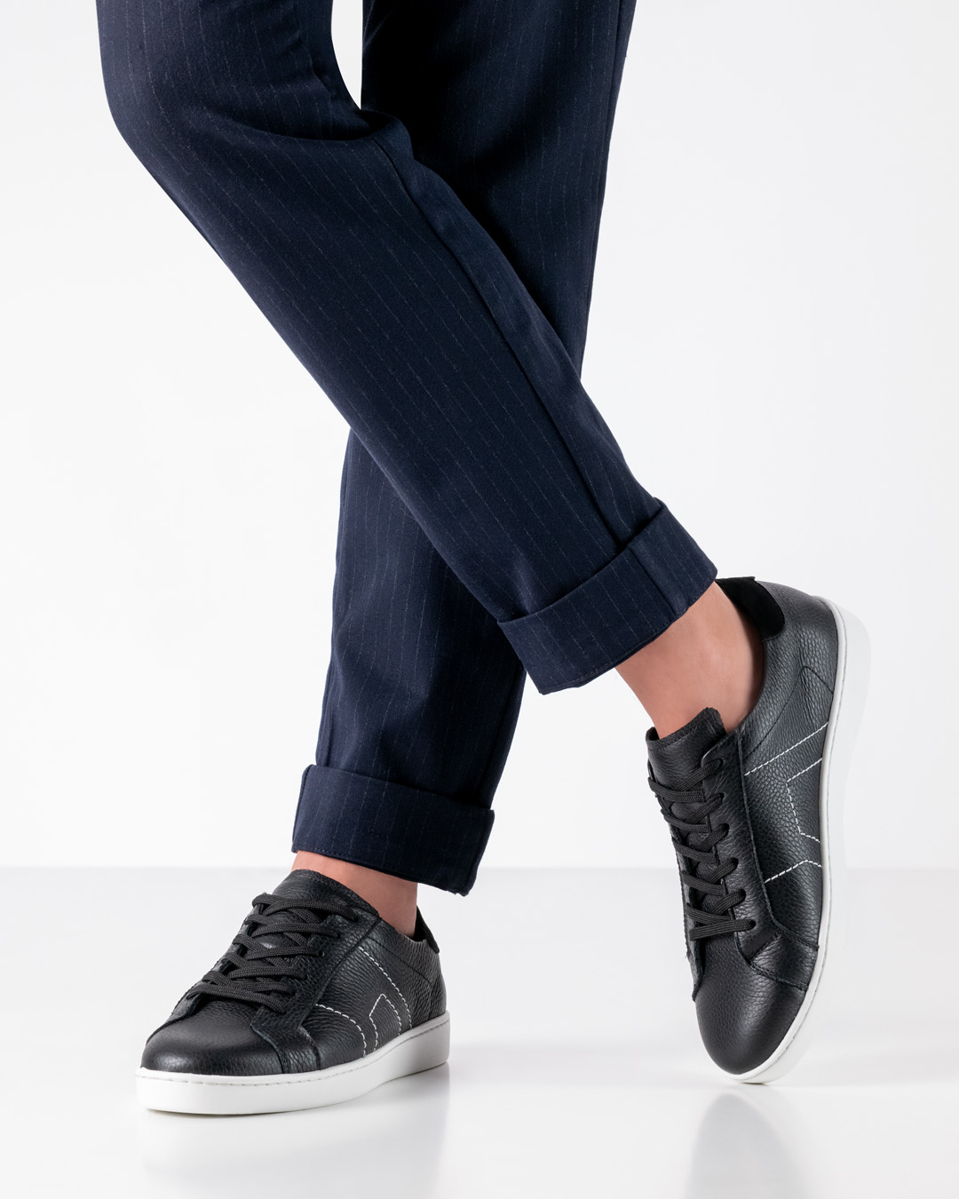 Leichter und biegsamer Herrentanzsneaker aus schwarzem Leder und weißer Pu Sohle mit 2 Drehpunkten