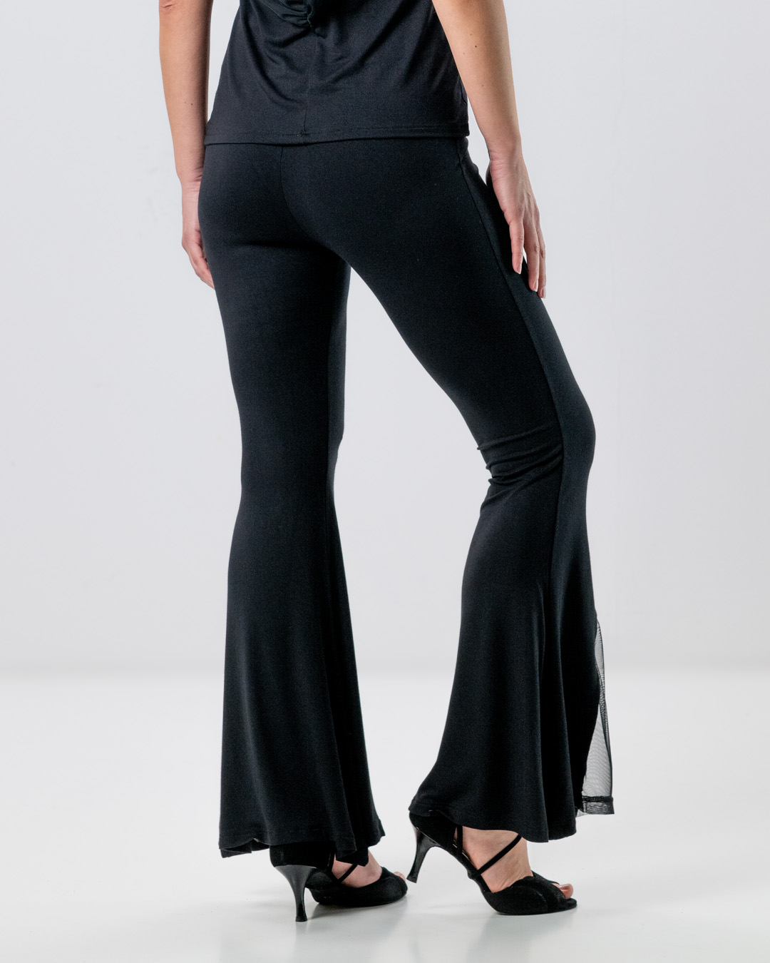 Vista trasera de pantalones de baile de Werner Kern en negro con campana y inserción de tul.