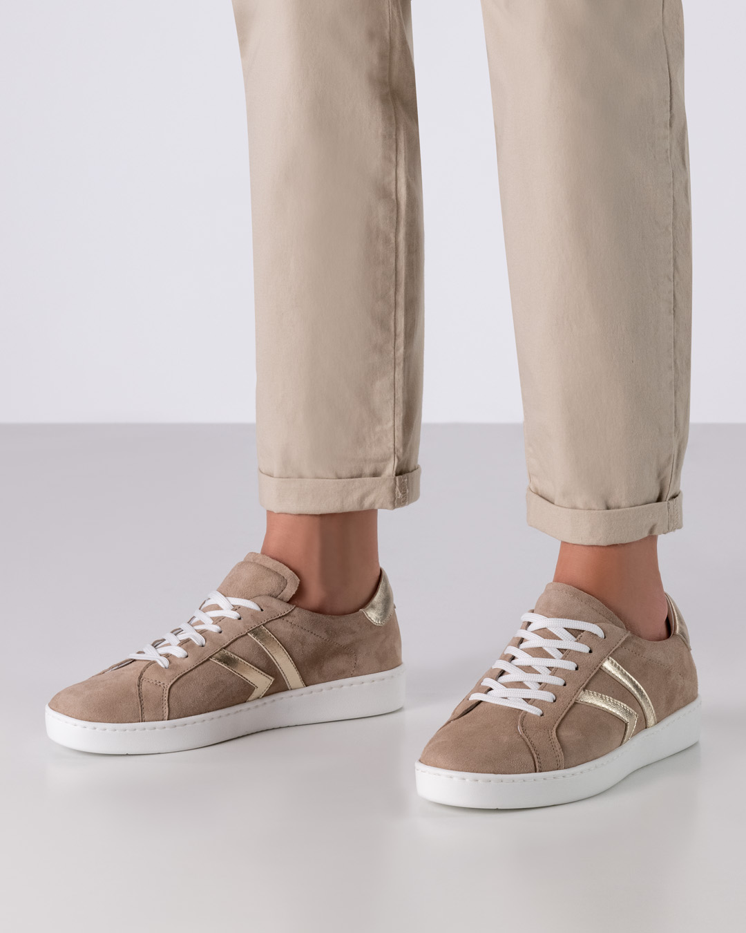 Zapatillas de baile beige con detalles dorados y suela de baile blanca de PU de Werner Kern.